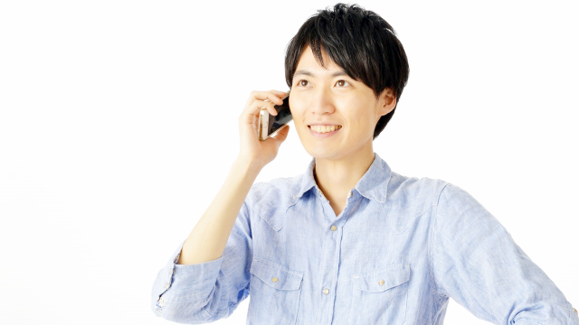 画像:電話をかける人