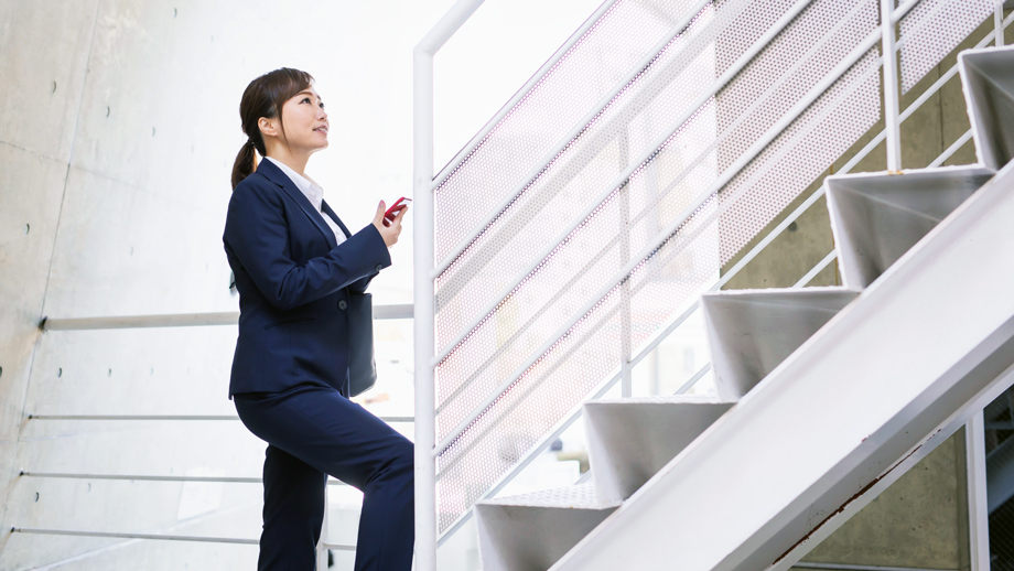 画像:階段で行くよを英語で言うと?