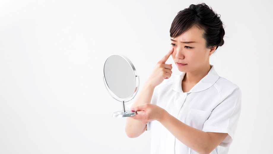 画像:「目が充血してるよ」を英語で言うと?
