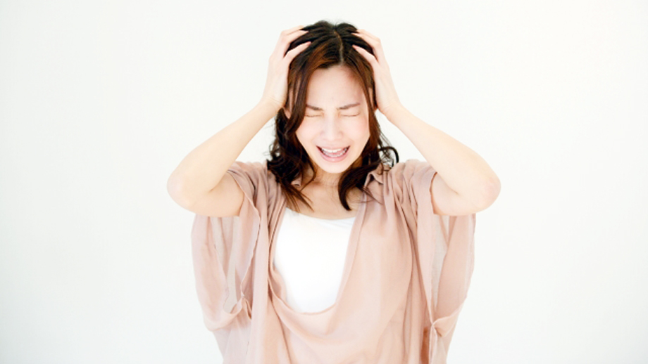 画像:「頭が割れるように痛いよ」を英語で言うと?