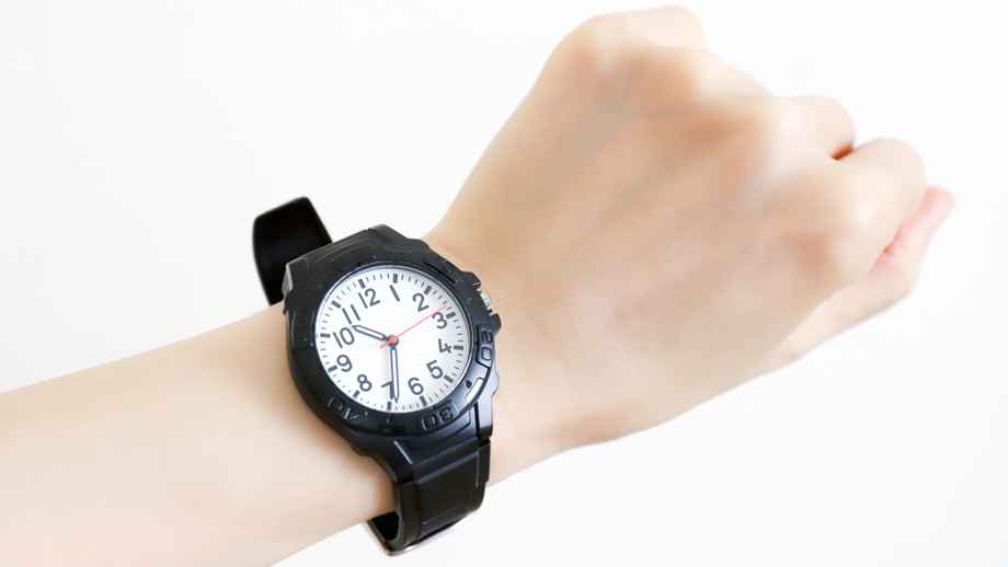 画像:「その時計(腕時計)、5分進んでるよ」を英語で言うと?
